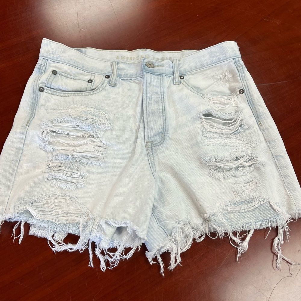 AEO The Boyfriend Short Light Wash Distressed sz 10